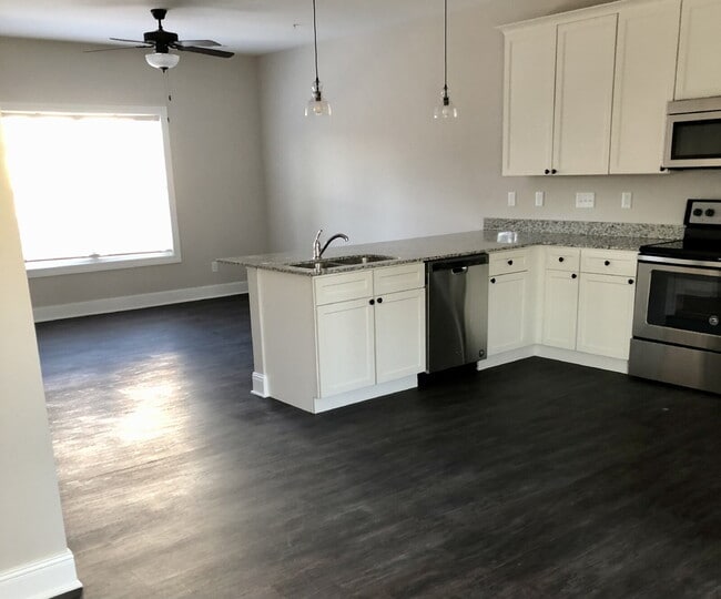 Photo - 3BD 2.5 BA TOWNHOME FOR RENT - WITHIN WALKING DISTANCE OF TTU Unidad F102