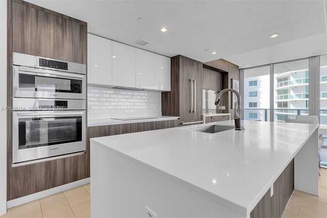 Photo - 488 NE 18th St Unidad 2315