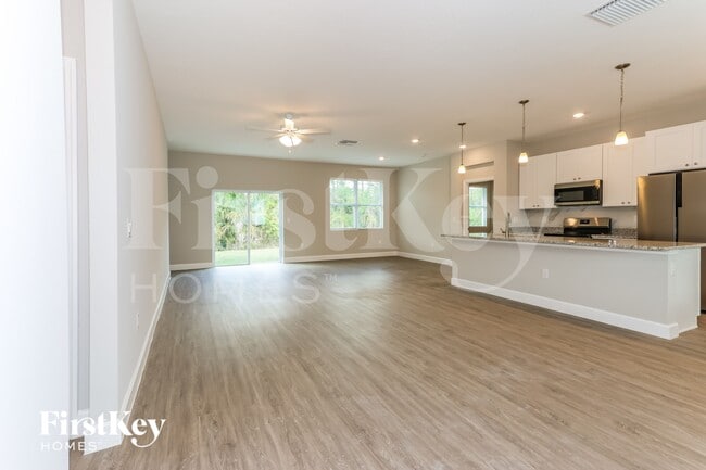 Photo - 331 Halloran St SE