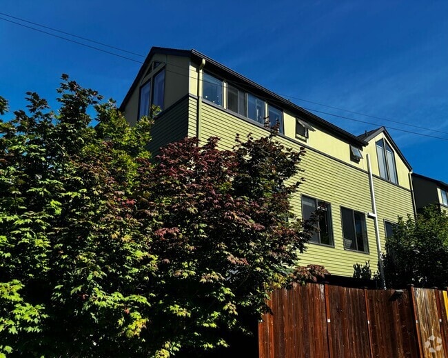 Building Photo - Amazing Phinney Ridge/Greenlake Home