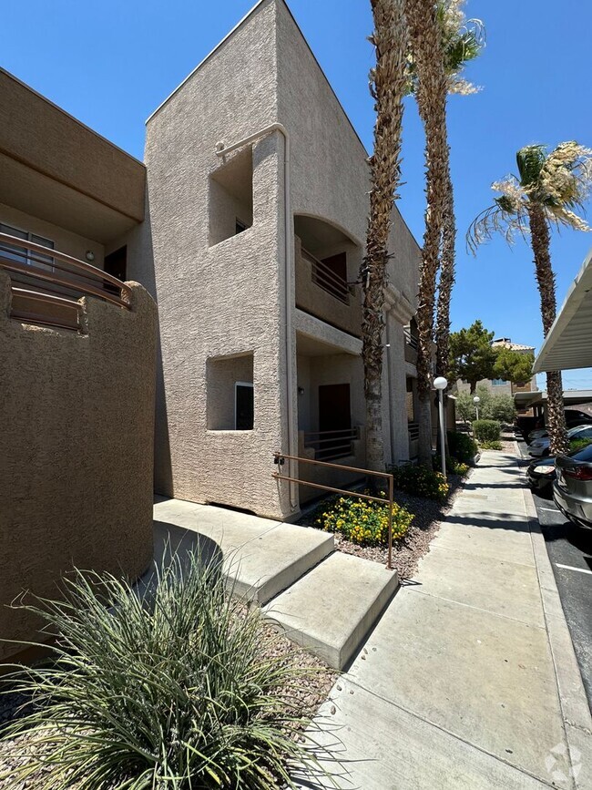 Building Photo - Welcome to this charming 2 bedroom, 2 bath... Unit 102 Rental