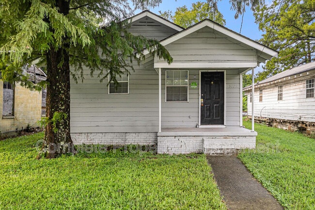 Building Photo - 3729 Maple Ave SW