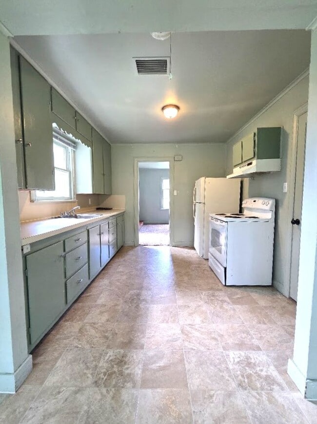 Photo - 3 Bedroom, 1 Bath Single Family Home!