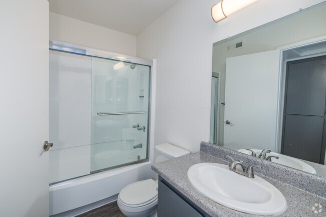 2BR, 1BA - 795SF - Bathroom