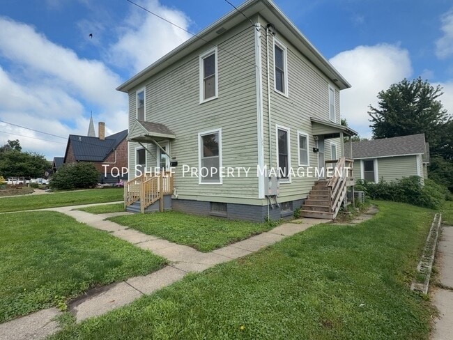 Building Photo - 802 1st Ave W Unit B