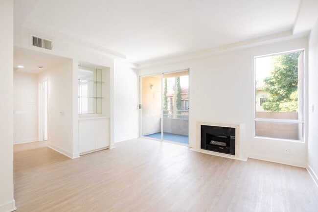 Photo - 1616 N Serrano Ave Unit 309