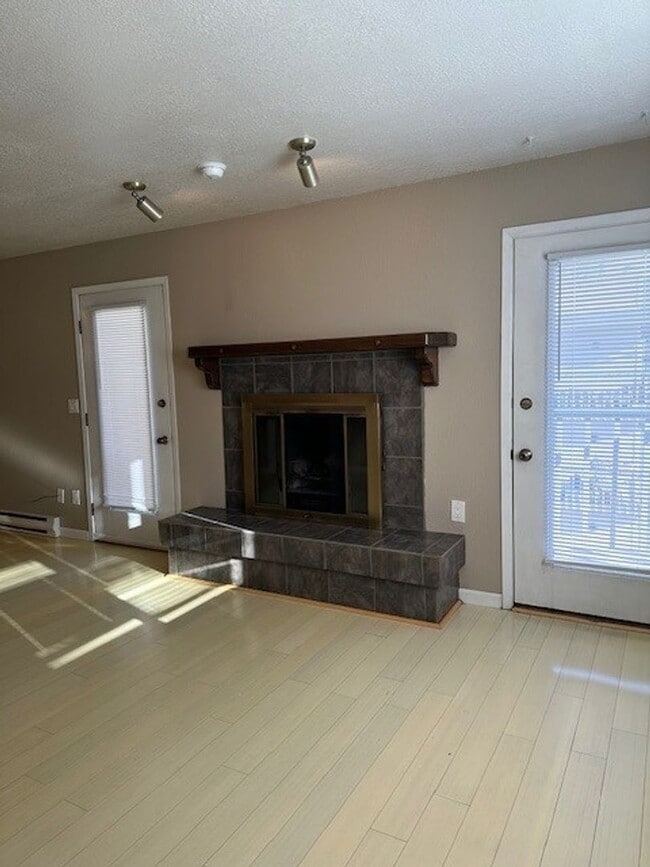 Photo - Elevate your Lifestyle!, Close to Everythi... Unidad 11