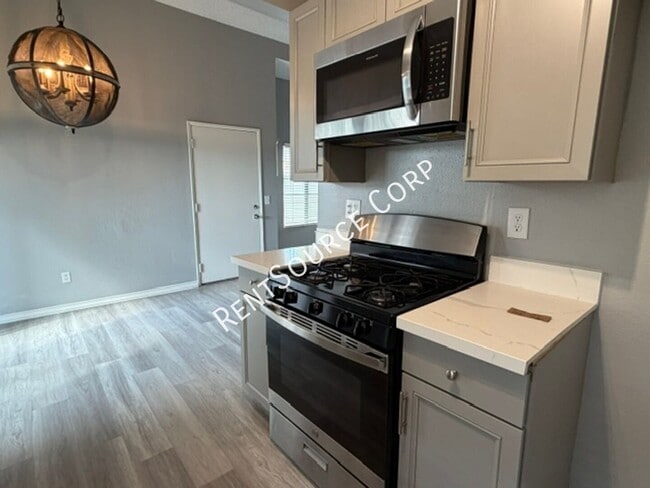 Photo - 43711 8th St E