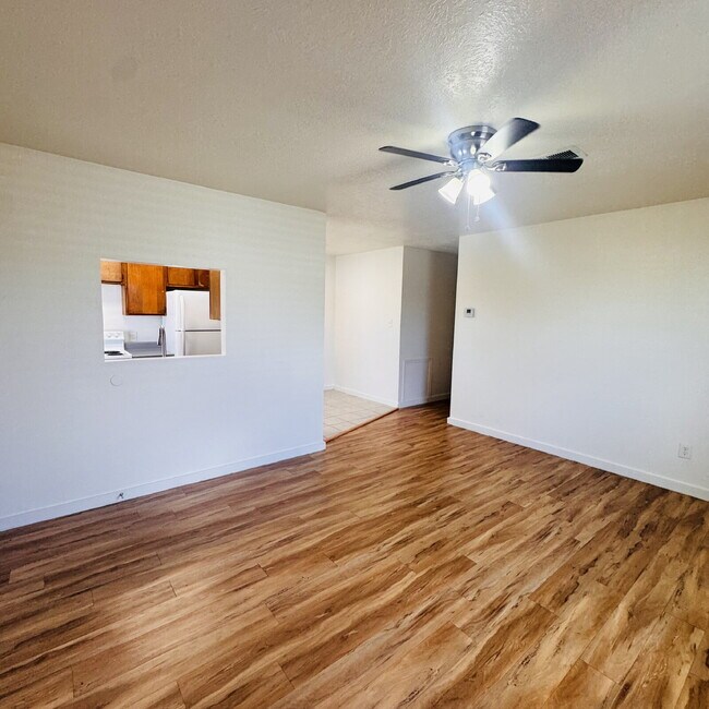 Photo - Welcome home to your 2 Bedroom | 1 Bathroom Apartment located in Nederland, TX. Unidad 14
