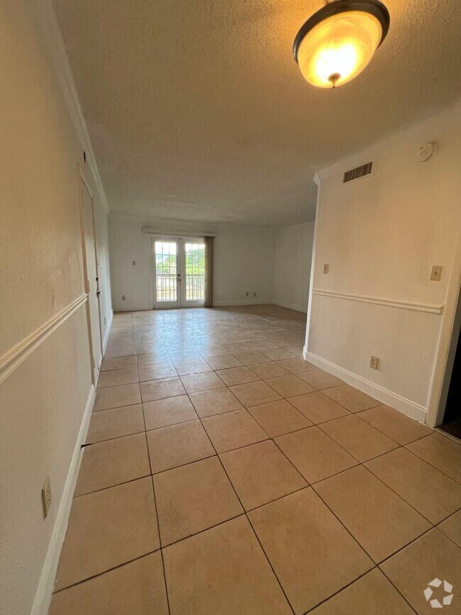 Building Photo - Beautiful 2 Bedroom 1 Bathroom condo in Al...