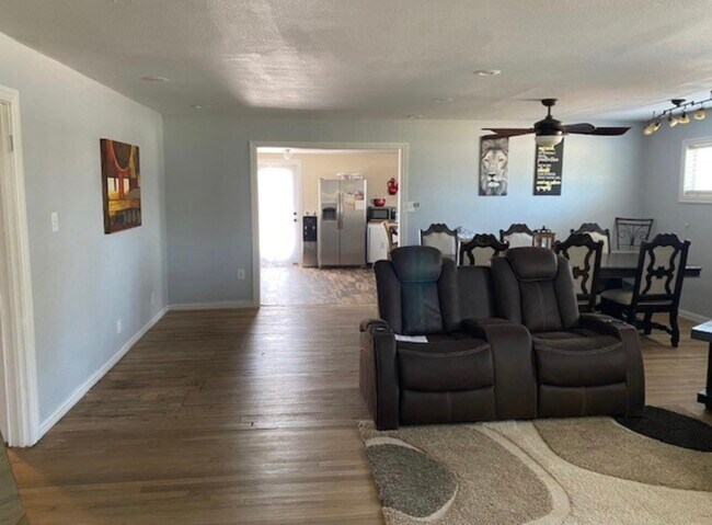 Photo - 603 S Ross Blvd