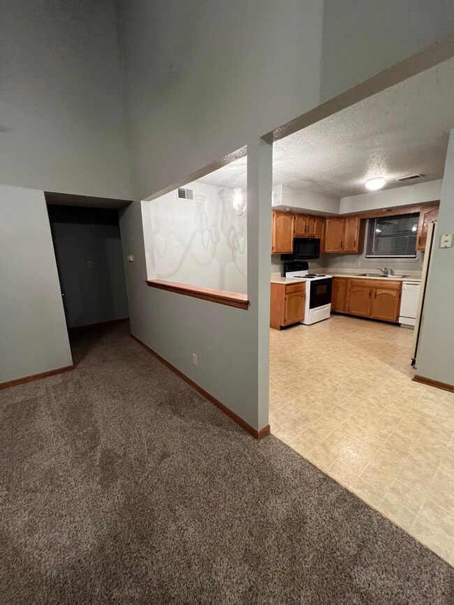 Building Photo - 10205 E 63rd Ter Unit B Rental