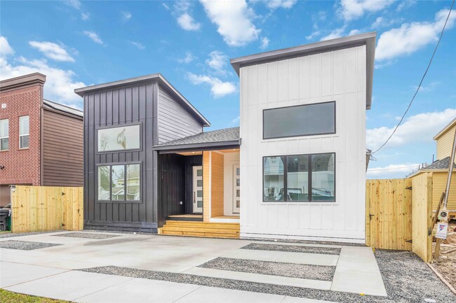 Photo - 422 E 41st St