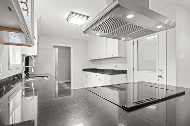 Photo - 206 Mockingbird St