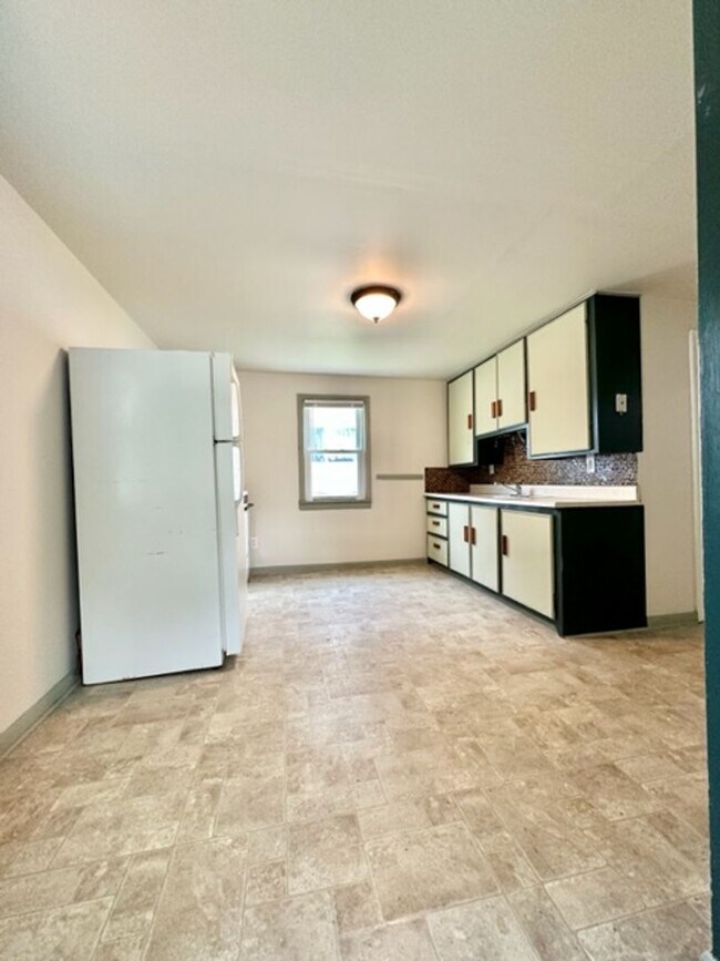 Photo - 1128 St George St