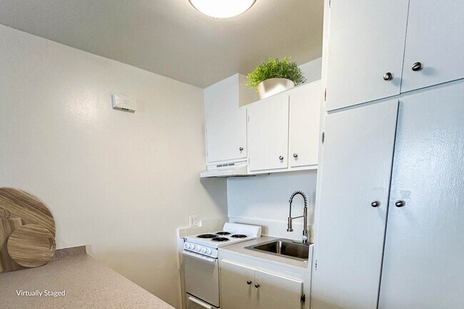 Studio - Kitchen - Kerrwood Manor