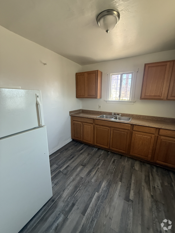 Building Photo - 113 W White St Rental