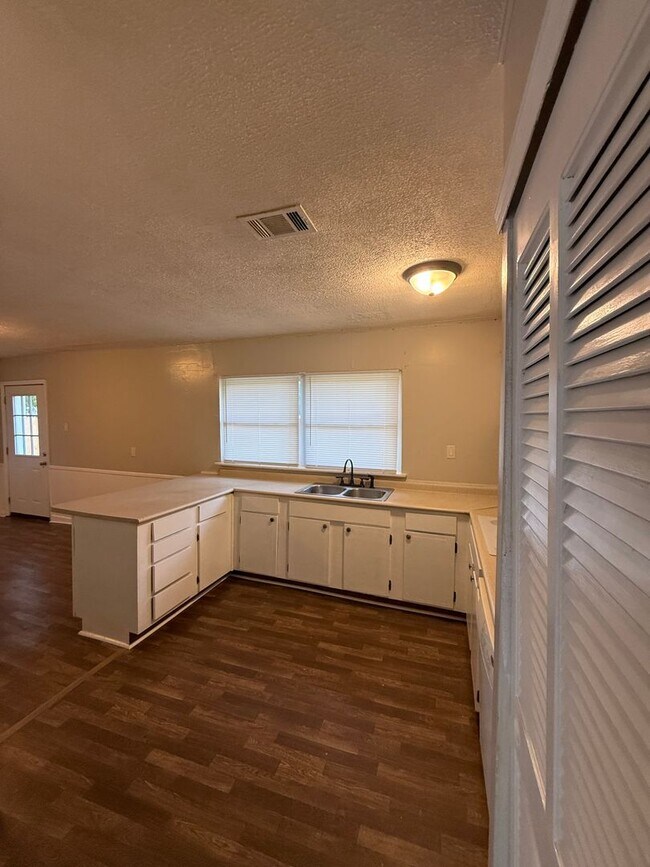 Photo - 320 W Whatley St