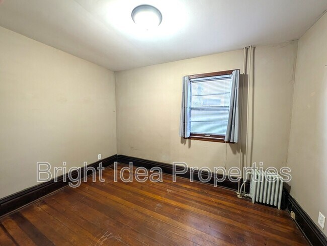 Photo - 869 Geranium Ave E