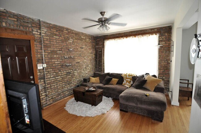 Photo - Ukrainian Village 2 Bedroom. Bright and Sunny. Big Bedrooms, Exposed Brick. Central HVAC. Free Fa... Unidad 1020-2
