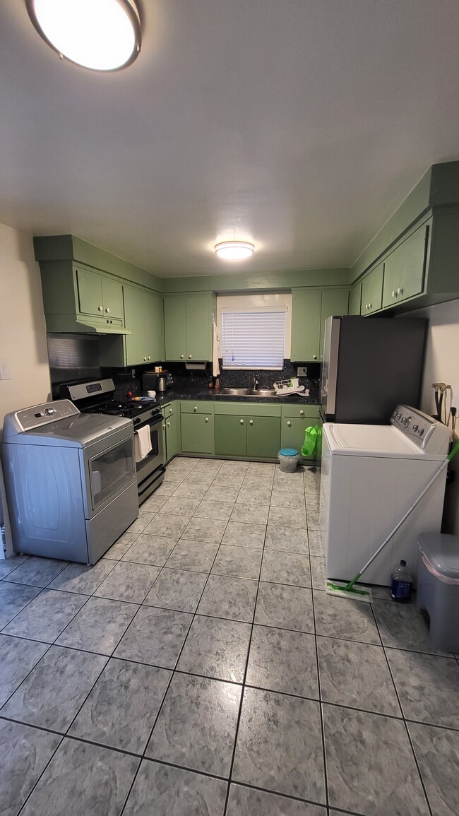 Building Photo - 16418 Halldale Ave Unit 2