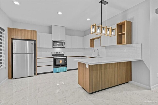 901 W 8th St Unit 4