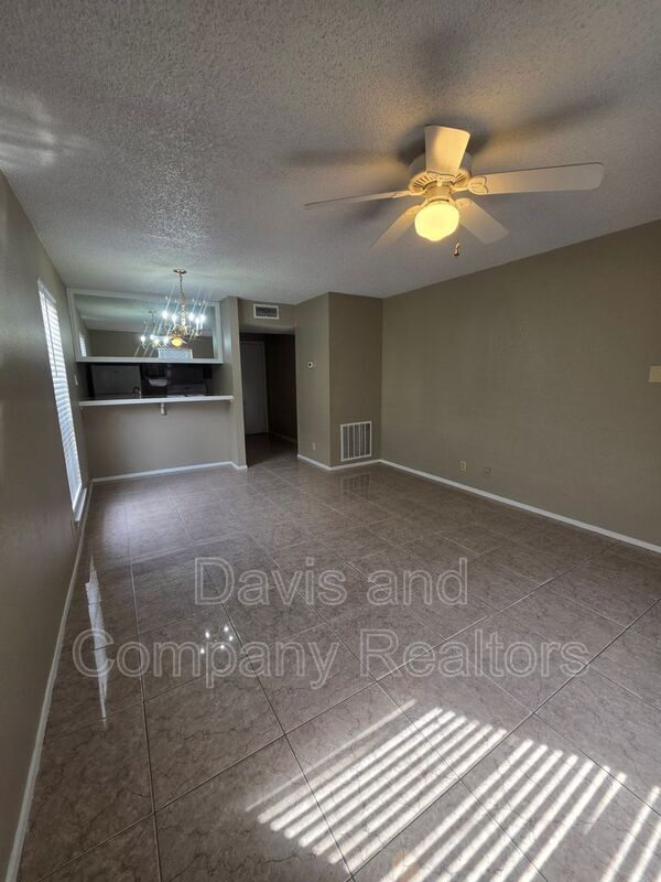 4800 Country Club Dr Unidad B