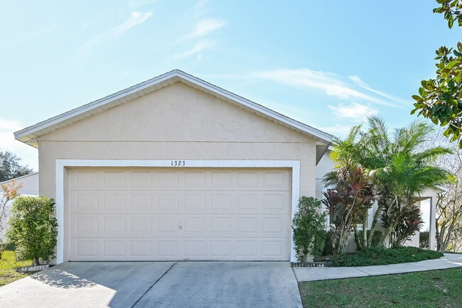 Building Photo - 1323 Hillview Dr