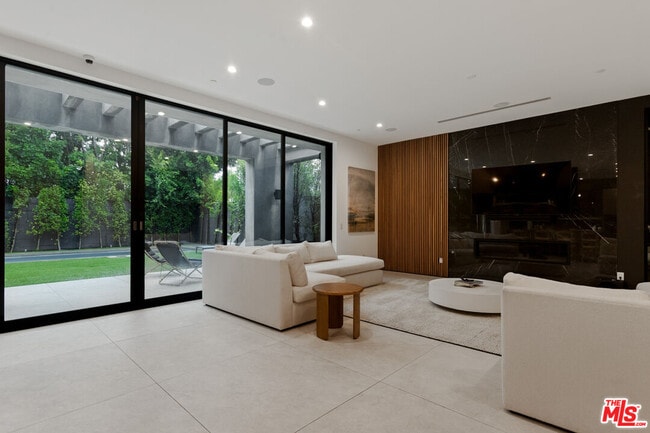 356 N La Jolla Ave