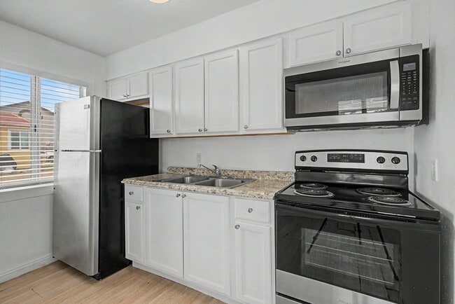 Building Photo - *** Two bedroom home with yard ***