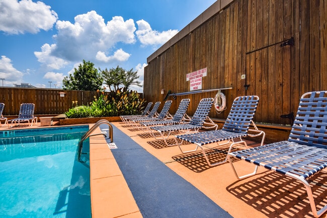 Building Photo - 1520 Senate St Unit 157