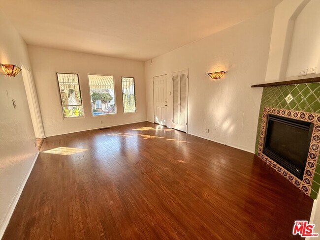 Photo - 2166 Beachwood Terrace