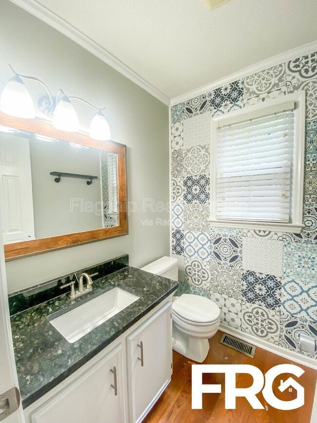 Photo - 305 Smith Pl