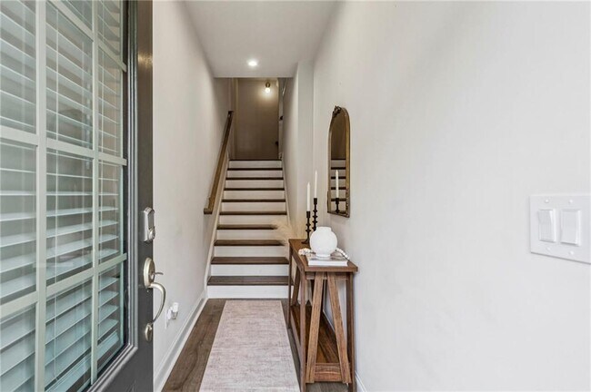 1368 Live Oak Ln
