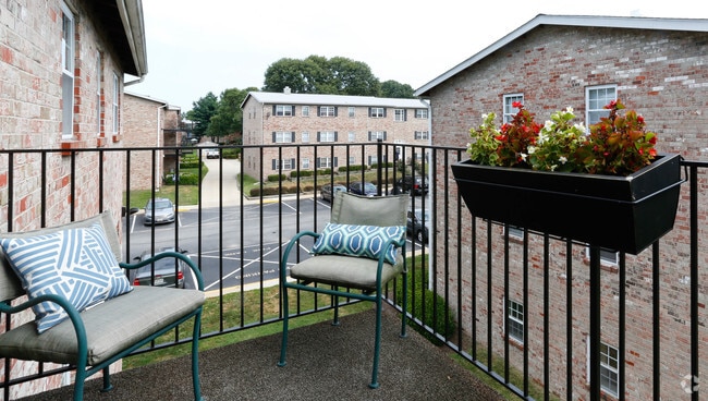 1BR, 1BA - 613 SF