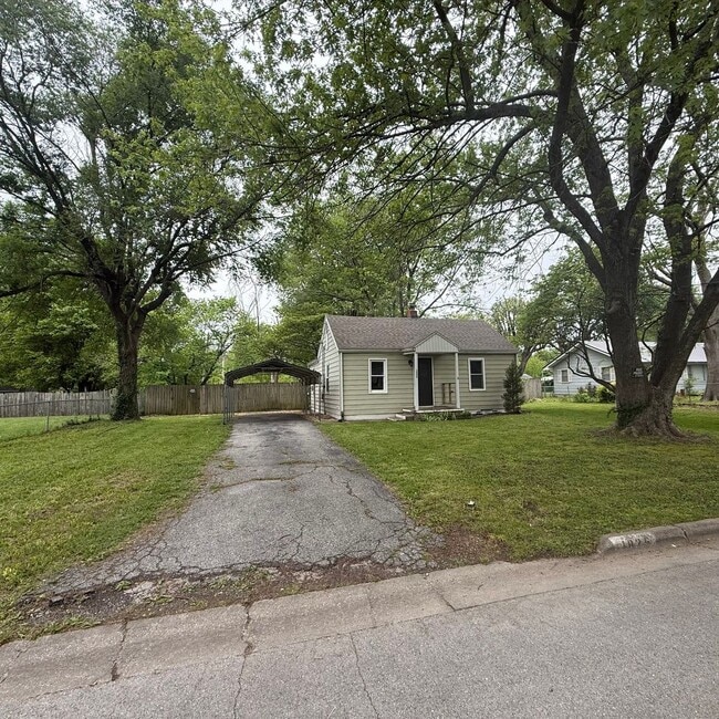 Building Photo - 3 bedroom 1 bath Bungalow with Large fenced in back yard available now.