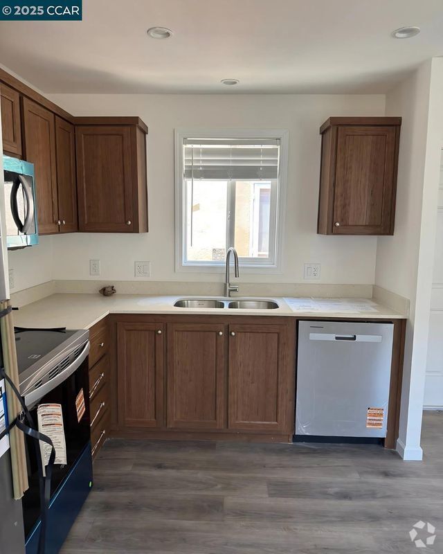 Building Photo - 414 N School St Rental