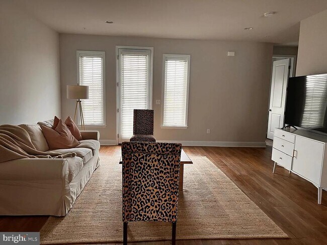 Photo - 3232 Parade St