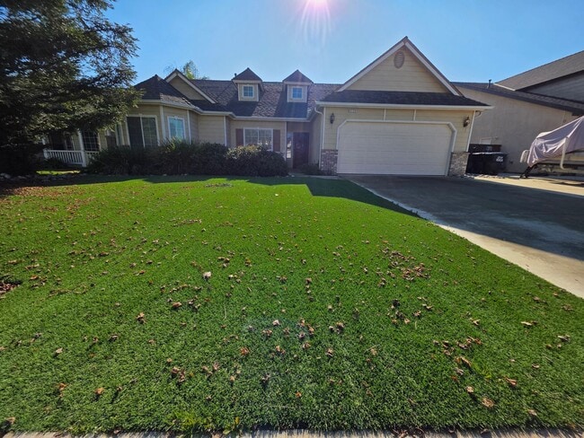 Building Photo - 3 Bedroom 2 Bathroom with Pool in NW Visalia!