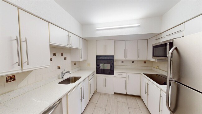 Building Photo - 1731 Beacon St Unit 305 Rental