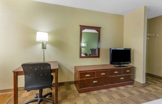 Furnished Studio-Greensboro - Wendover Ave. - Big Tree Way