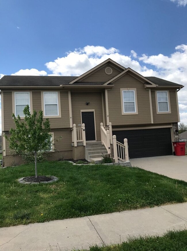 Building Photo - LOVELY 3 bd / 2.5 ba GRAIN VALLEY HOME -717 SW Tisha Ln, Grain Valley, MO 64029 $1699 - Mid May M...