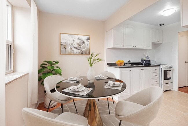 Photo - 2005 Eglinton Avenue West