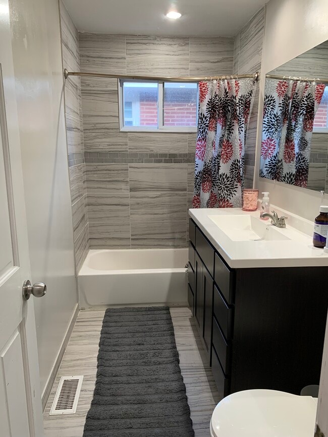 Photo - 846 Lange St