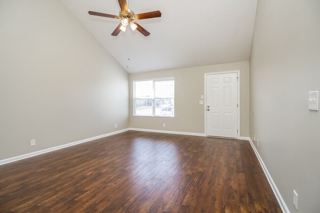 Photo - 3048 Roscommon Dr