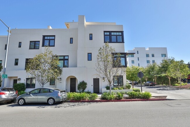 Building Photo - Modern 3-Bedroom Townhome with Rooftop Dec...