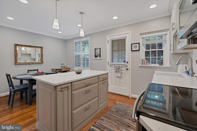 Building Photo - 3043 S Abingdon St