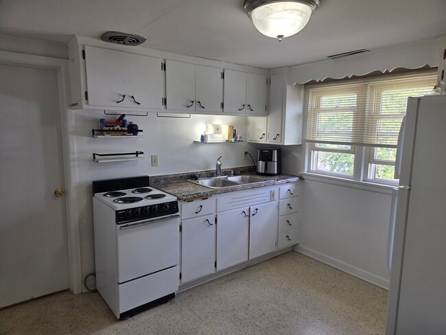 Building Photo - 420 Marquette Ave Unit Upper