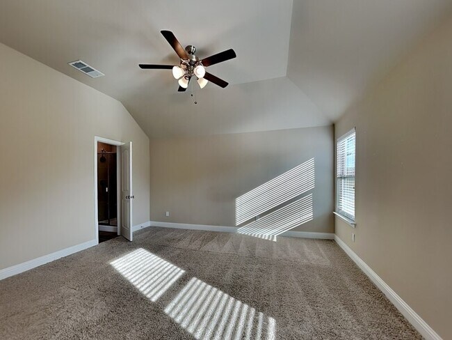 Photo - 633 Comal Dr