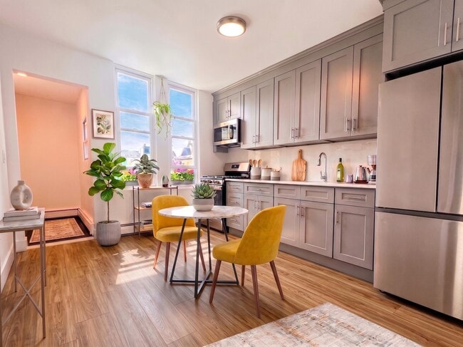 Building Photo - 2509 Palisade Ave Unit 2